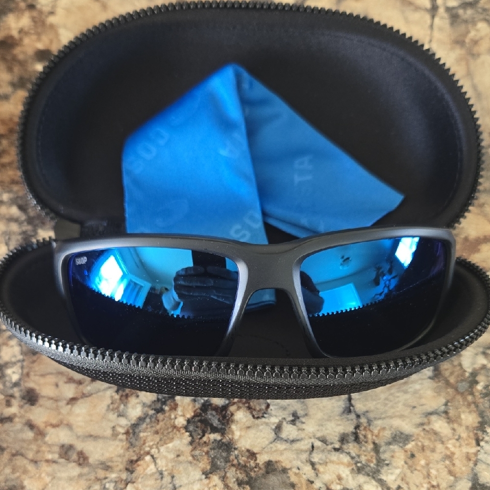 Costa Mens Fantail Sunglasses.